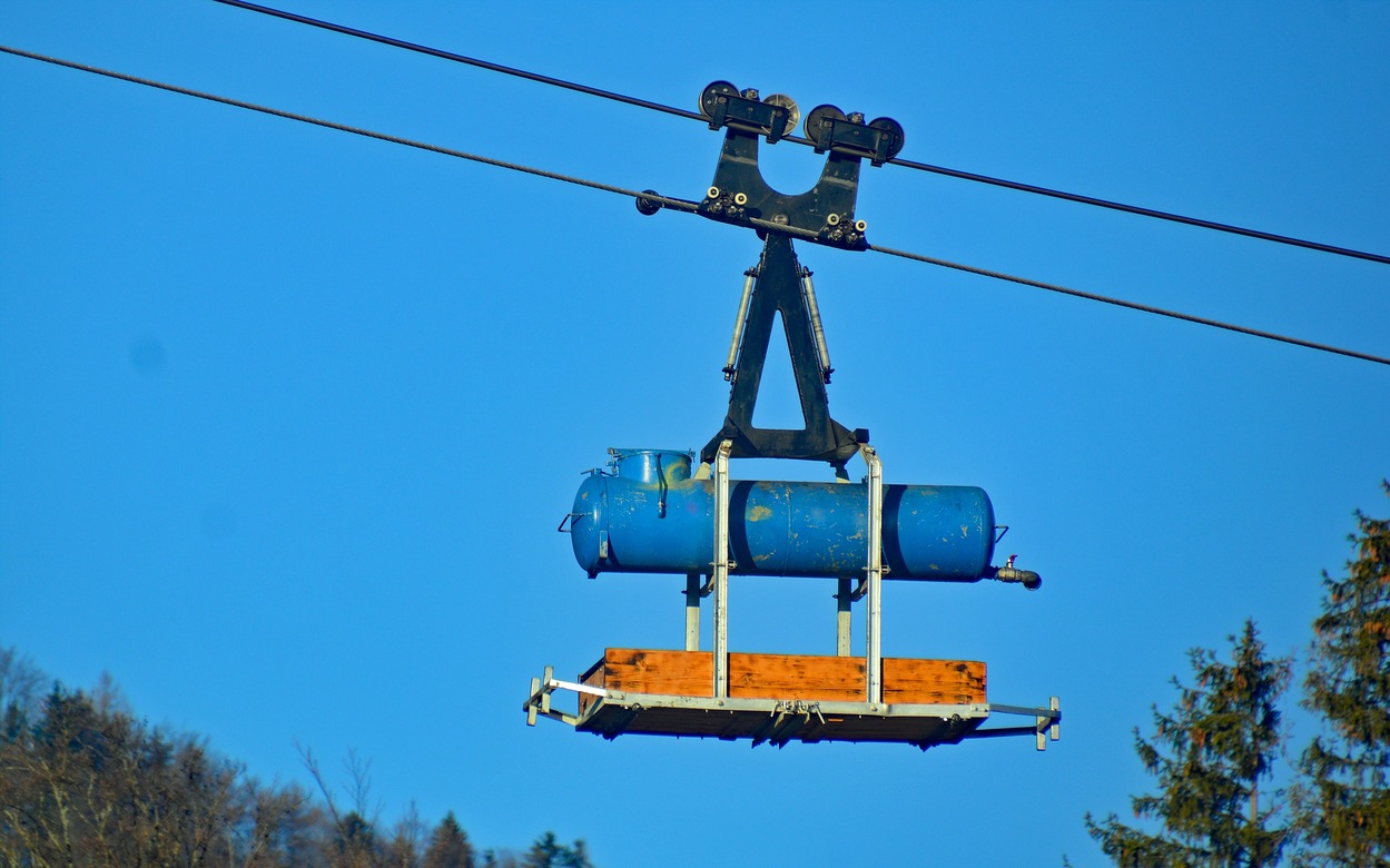 gelbe und rote Aluminium-Gondeln der Zwölferhorn-Seilbahn