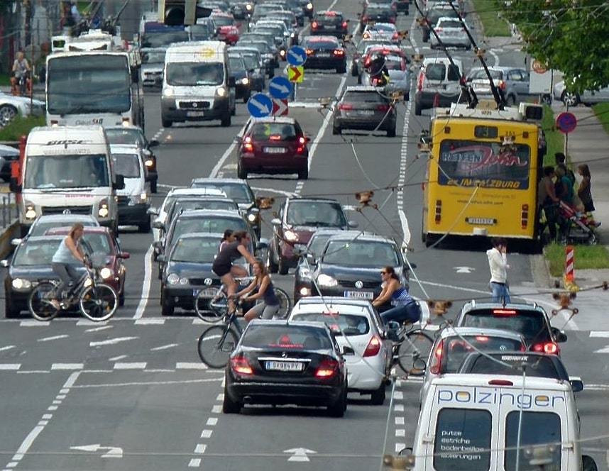 staugefährdete Alpenstraße fünfspurige Hauptverkehrsstraße