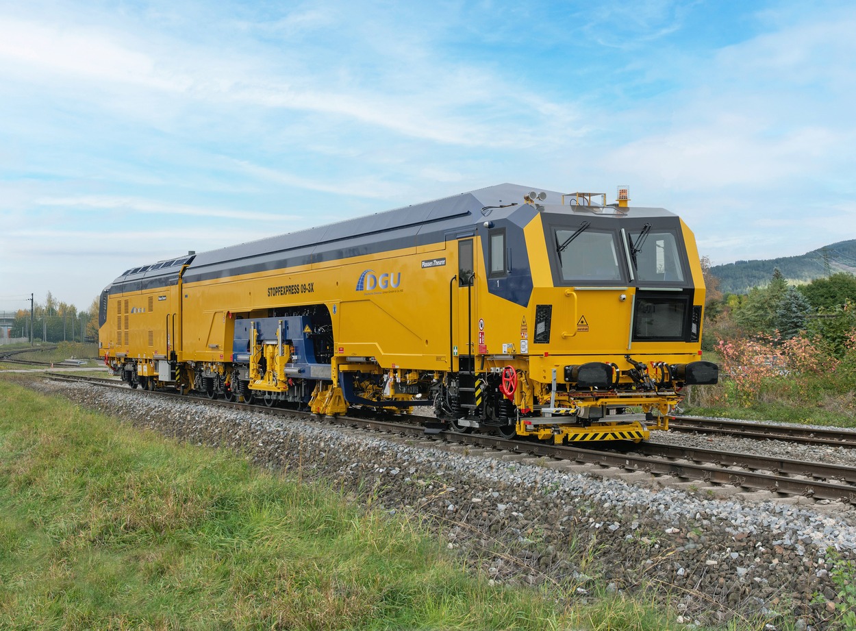 Stopfexpress 09-3X von Plasser & Theurer