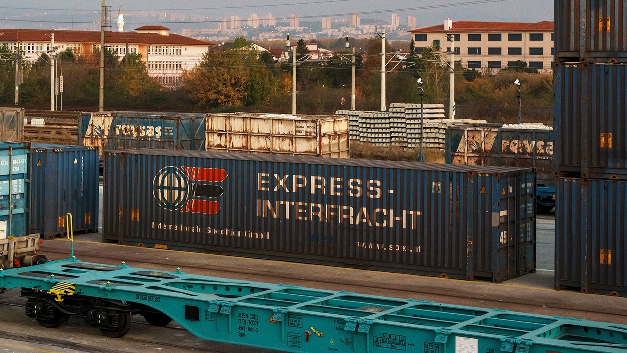 Güterzüge und Container in Istanbul