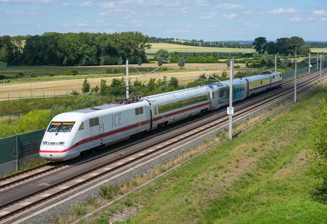 ICE-Testzug auf der Schnellfahrstrecke Erfurt–Leipzig/Halle