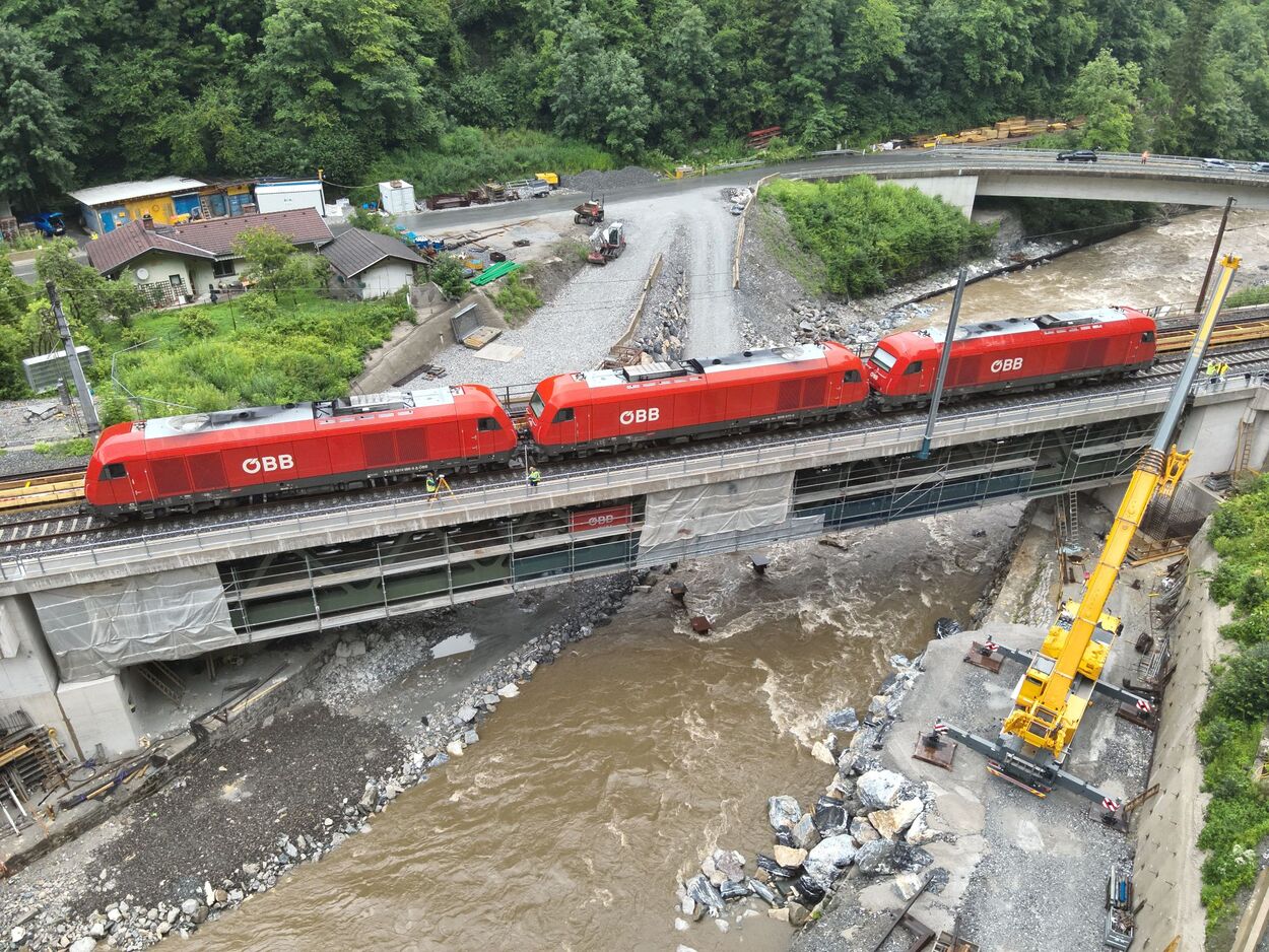 ÖBB: Neue Bahnbrücke in Eschenau im 240-Tonnen-Belastungstest