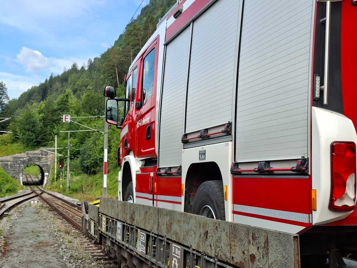 Rettungszug mit verladenem Feuerwehrfahrzeug